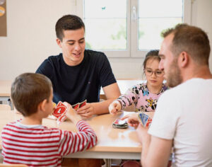 Lire la suite à propos de l’article Travailler pour l’enfance, des métiers riches de sens